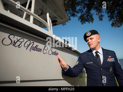 Staff Sgt. Travis Jones, 96 Sicherheitskräfte Squadron, erinnert sich an seinen Freund, Senior Airman Nathan Sartain, während ein Boot - Einweihung 24.02.at Eglin Air Force Base, Fla. Sartain, eine Sicherheitskräfte Flieger von Pensacola, starb bei einem Flugzeugabsturz, während im Jahr 2015 eingesetzt. Die neueste Patrouillenboot in der eglin Flotte trägt seinen Namen seinen Dienst und Opfer zu ehren. (U.S. Air Force Foto/Samuel King Jr.) Stockfoto