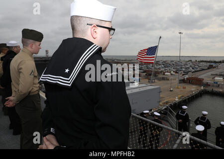 170301-N-HP 188-139 Norfolk, Virginia (Mar. 01, 2017) - Matrosen und Marines, die derzeit mit dem Amphibisches Schiff USS Bataan (LL 5) zugeordnet, die Schienen auf dem Flugdeck Mann. Bataan fährt Naval Station Norfolk als Teil der Bataan Amphibious Ready Gruppe (BAT ARG) Einsatz zur Unterstuetzung der Maritime Security Operations und Theater Sicherheit Zusammenarbeit in Europa und im Nahen Osten. BAT ARG umfasst auch Commander, Amphibischen Squadron 8, USS Mesa Verde LPD (19), USS Carter Hall (LSD 50), und der 24 Marine Expeditionary Unit. (U.S. Marine Foto von Mass Communication Specialist 3. Klasse Stockfoto