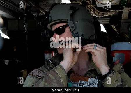 Ein HH-60 Pavehawk Antenne Gunner, von der 303Rd Expeditionary Rescue Squadron, bereitet sich auf einem Übungsflug März 2, 2017, um Lager Lemonnier, Djibouti. Die 303Rd EQRS sind Teil der 449th Air Expeditionary Gruppe Personal Task Force "Einziehung", wo Sie kontinuierliche Personal recovery Tätigkeiten ausüben, damit die regionalen Akteure gewalttätigen extremistischen Organisationen in Ostafrika und auf der Arabischen Halbinsel zu neutralisieren, um United States Interessen zu verteidigen und zu schützen. (U.S. Air Force Foto von Tech. Sgt. Joshua J. Garcia) Stockfoto