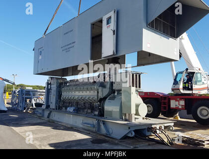 Marinestützpunkt Rota Spanien Kran Crew entfernt erfolgreich die 13.200 lb Motorkufen Gehäuse aus einer 2,5 MW-Anlage. Seabee Techniker aus Marine Engineering und Expeditionary Warfare Center (NAVFAC EXWC), Mobile Utilities Support Equipment (MUSE) Abteilung, bereitgestellt Naval Station Rota, Spanien (NAVSTA Rota) am 1. Februar. Während der letzten geplanten Inspektion, die MUSE Team identifiziert die fehlerhafte Komponente und fanden schnell die Ursache. Einen defekten Turboladers verhindert das Kraftwerk aus der Produktion der Elektrizität erforderlich macht den Schiffen auf NAVSA Rota angedockt zu liefern. Us-N Stockfoto