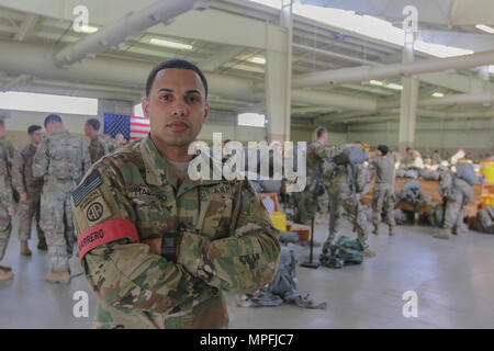 Staff Sgt, José Marrero, Rädern, Mechaniker, Fallschirmjäger und jumpmaster zum Hauptsitz und Sitz Battalion, 82nd Airborne Division, in seinem Airborne Lebensraum: pack Halle drei am Grünen Rampe auf Papst Army in Fort Bragg, NC, 28.02.2017. Marrero sagte, daß die beste Teil seines Jobs führt, Soldaten und die Ausbildung von Soldaten; er liebt, was er tut, und das ist der Grund, warum Er dient (U.S. Armee Foto von SPC. L'Erin Wynn, 49. Öffentliche Angelegenheiten Abteilung) Stockfoto