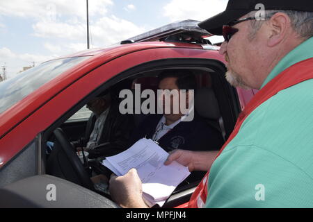 Scott Lindsey, rechts, 72nd Air Base Wing Inspector General Office exercsie Controller überwacht die Reaktionszeiten in Notfällen für Feuerwehr und Polizei mit Michael Tuley, 72nd Bauingenieur Feuerwehr Training Officer, als claxon Sounds während des Krieges Wagen 17-01 Naturkatastrophen übung und Tornado bohren Feb.27, 2017, Tinker Air Force Base, Oklahoma. Aufgrund der häufigen Auftreten von Tornados und beschädigen das Wetter in der Region, Tinker AFB hält regelmäßig Übungen durch entsprechende Reaktionen der Bevölkerung und der Einsatzkräfte zu gewährleisten. (U.S. Air Force Foto/Greg L. Davis) Stockfoto