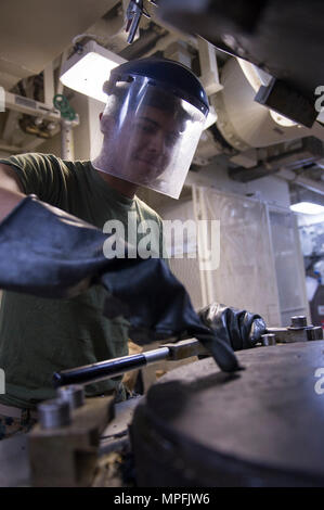 (10. April 2017) PACIFIC OCEAN-Marine Pfc. Octavio Antunez, zugeordnet zu den 15 Marine Expeditionary Unit (MEU), reinigt Kunststoff Aluminiumhütte in der Plastik, an Bord der Amphibisches Schiff USS America (LHA 6). Amerika ist derzeit mit mehr als 1.000 Segler und 1.600 Marines Durchführung amphibischer Squadron/Marine Expeditionary Unit Integration in Vorbereitung auf die Maiden Bereitstellung des Schiffes noch in diesem Jahr. Stockfoto