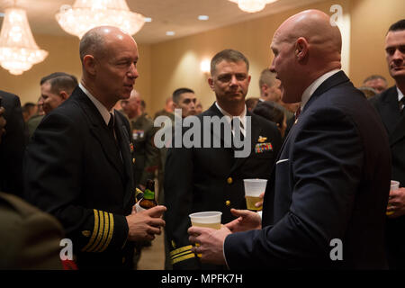 Sgt. Maj. Micheal Barrett (Ret.), rechts, spricht mit Marinesoldaten und Matrosen mit 1St Marine Logistics Group während der 1. MLG Officer und Personal Noncommissioned Officer Chaos Nacht in Camp Pendleton, Kalifornien, 3. März 2017. Barrett, der 17 Sergeant Major des Marine Corps, war der Ehrengast auf das Chaos der Nacht, ein Fall für die Kameradschaft und Esprit de Corps zu fördern. (U.S. Marine Corps Foto von Sgt. Abtei Perria) Stockfoto