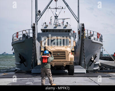 POHANG, Republik Korea (10. April 2017) - Matrosen zu Angriff Handwerk Einheit angehängt 1 Antriebe ein Medium taktische Ersatzfahrzeug aus USAV Fort McHenry (LCU 2020) Auf die Armee Trident Pier während des Betriebs Pazifik erreichen Übung 2017 (OPRex 17). 17 OPRex ist eine bilaterale Schulungsveranstaltung entwickelt, Bereitschaft zu gewährleisten und die ROK-U.S. sustain Allianz durch die Ausübung einer Bereich Distribution Center (ADC), ein Air Terminal Stromanschluss (Atsp), Kombinierte Joint Logistics Über das Ufer (CJLOTS) und der Nutzung der Schiene, Binnenwasserstraßen, und heben Sie die Küste, die für die operative erreichen Konzept zu validieren. Stockfoto