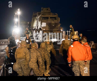 POHANG, Republik Korea (10. April 2017) - US-Streitkräfte arbeiten zusammen, Marine Corps Gang aus einem verbesserten Marine Leichterung System causeway Fähre auf die Armee Trident Pier zu Entladen während des Betriebs Pazifik erreichen Übung 2017 (OPRex 17). 17 OPRex ist eine bilaterale Schulungsveranstaltung entwickelt, Bereitschaft zu gewährleisten und die ROK-U.S. sustain Allianz durch die Ausübung einer Bereich Distribution Center (ADC), ein Air Terminal Stromanschluss (Atsp), Kombinierte Joint Logistics Über das Ufer (CJLOTS) und der Nutzung der Schiene, Binnenwasserstraßen, und heben Sie die Küste, die für die operative erreichen Konzept zu validieren. Stockfoto