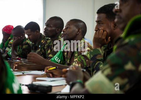 Die Mission der Afrikanischen Union in Somalia (AMISOM) und Somali National Army (SNA) der öffentlichen Information Officer (PIO) Workshop in Mogadischu, Somalia, 1. März 2017 teil. Die AMISOM und SNA-Sektor PIO erhalten Social Media, Public Affairs Operations und effektive Kommunikation Ausbildung an der gemeinsamen militärischen Training Center während eines dreitägigen Workshops. Die Informationen, die den Betrieb Workshop wurde von Amisom als Teil der kontinuierlichen Anstrengungen zu begegnen und gewalttätigen Extremisten in Somalia und in der Region neutralisieren erleichtert. (U.S. Air Force Foto von älteren Flieger Natalie F. Plas) Stockfoto