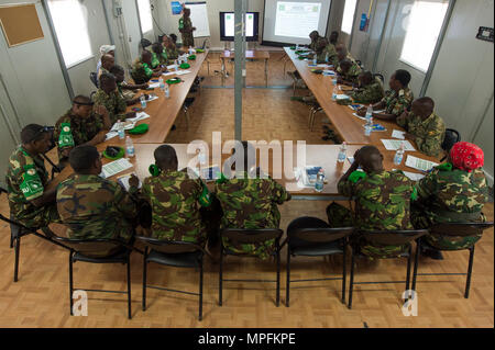 Die Mission der Afrikanischen Union in Somalia (AMISOM) und Somali National Army (SNA) Personal nehmen an der öffentlichen Information Officer (PIO) Workshop in Mogadischu, Somalia, März 1, 2017. Die AMISOM und SNA-Sektor PIO erhalten Social Media, Public Affairs Operations und effektive Kommunikation Ausbildung an der gemeinsamen militärischen Training Center während eines dreitägigen Workshops. Die Informationen, die den Betrieb Workshop wurde von Amisom als Teil der kontinuierlichen Anstrengungen zu begegnen und gewalttätigen Extremisten in Somalia und in der Region neutralisieren erleichtert. (U.S. Air Force Foto von älteren Flieger Natalie F. Plas) Stockfoto