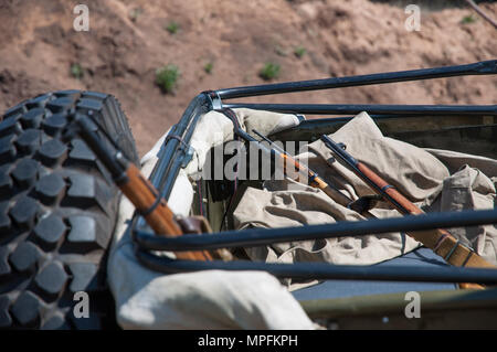 Gewehr und eine militärische Maschine während des Zweiten Weltkriegs. Wiederaufbau der Feindseligkeiten 2018-04-30 Region Samara, Russland. Stockfoto