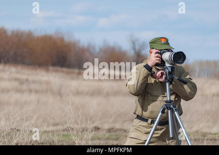 2018-04-30 Region Samara, Russland. Der Fotograf arbeitet auf einen Bericht über den Zweiten Weltkrieg. Stockfoto