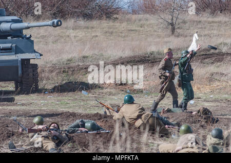 2018-04-30 Der Region Samara, Russland. Der Sieg der Soldaten der sowjetischen Armee in die Schlacht über die deutschen Truppen. Wiederaufbau des hostiliti Stockfoto