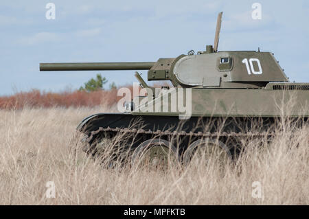 2018-04-30 Die Samara, Russland. Sowjetischer Panzer Modell T-34. auf dem Schlachtfeld. Wiederaufbau der Kampfhandlungen im April 1945. Stockfoto