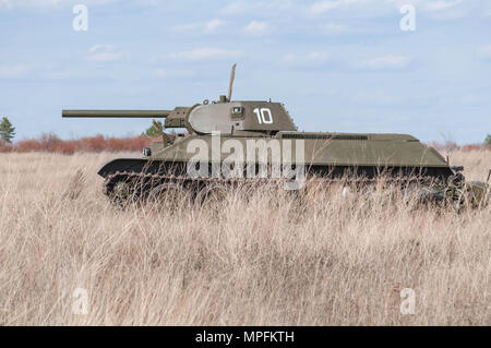 2018-04-30 Die Samara, Russland. Sowjetischer Panzer Modell T -34-76. auf dem Schlachtfeld. Wiederaufbau der Kampfhandlungen im April 1945. Stockfoto