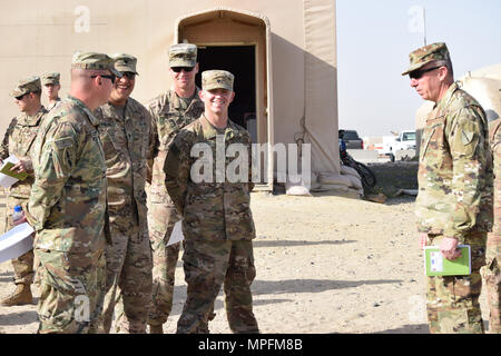 State Command Sgt. Maj. David Munden grüßt Soldaten der 207. Horizontale Bau Firma Mar.4 bei einem Besuch in Camp Arifjan, Kuwait. Stockfoto