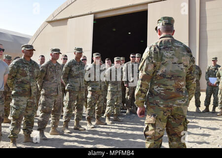 State Command Sgt. Maj. David Munden spricht zu den Soldaten der 207. Horizontale Bau Firma Mar.4 bei einem Besuch in Camp Arifjan, Kuwait. Stockfoto