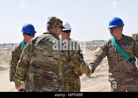 State Command Sgt. Maj. David Munden grüßt Soldaten der 207. Horizontale Bau Firma Mar.4 bei einem Besuch in Camp Arifjan, Kuwait. Stockfoto