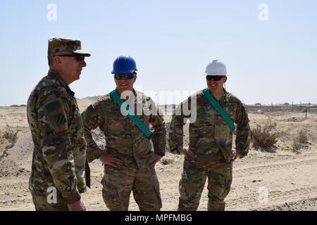 State Command Sgt. Maj. David Munden grüßt Soldaten der 207. Horizontale Bau Firma Mar.4 bei einem Besuch in Camp Arifjan, Kuwait. Stockfoto