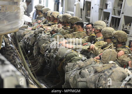 Us-Armee fallschirmjäger von der 82nd Airborne Division sitzen an Bord eines McChord C-17 Globemaster III Flugzeuge vor, um eine statische Zeile zu springen, bei der Unterstützung einer gemeinsamen Bereitschaft übung März 3, 2017, in der Papst Army Airfield, N.C. Während der Übung, US Air Force Flugzeuge mehr als 2.400 Armee. (U.S. Air Force Foto von Master Sgt. Sean Tobin) Stockfoto