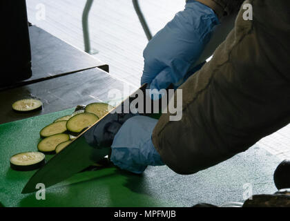 Staff Sgt. Mercedes Mc Coy-Garrett, Food Services Specialist, 512Th Memorial Angelegenheiten Squadron, Koteletts eine Zucchini im Wettbewerb um die 2017 John L. Hennessy Award in Dover Air Force Base, Del, 3. März 2017. Die hennessy Auszeichnung würdigt hervorragende Leistung bei foodservices über mehrere militärische Niederlassungen. (U.S. Air Force Foto/Renee M.Jackson) Stockfoto