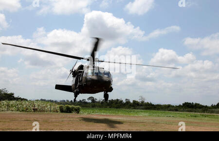 Ein UH-60 Blackhawk Hubschrauber von einer Firma, 1/150th Assault Helicopter Bataillon, landet auf Preis Kaserne, Belize nach dem Transport von Soldaten und Marines von Dangriga, Belize, 10. April 2017. Die 1/150th ist die Bereitstellung von Lift und medevac, soweit erforderlich, über den Horizont 2017, ein US Southern Command - geförderte, Armee südlich-led-Übung für humanitäre und technische Dienstleistungen für die Gemeinschaften in der Notwendigkeit, die Unterstützung der USA für Belize zur Verfügung zu stellen. Stockfoto