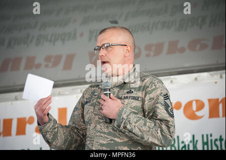 Maxwell AFB, Ala-Chief Master Sgt. Travis Alward führt Nationale Behinderung Beschäftigung Bewusstsein zu Maxwell Personal während des kulturellen Bewusstseins Tag an die Ehrengarde Hangar, 10.02.2017. CAD-Thema dieses Jahr ist "Wertschätzung von Vielfalt durch Kulturen verbinden." (US Air Force Foto von Melanie Rodgers Cox/Freigegeben) Stockfoto