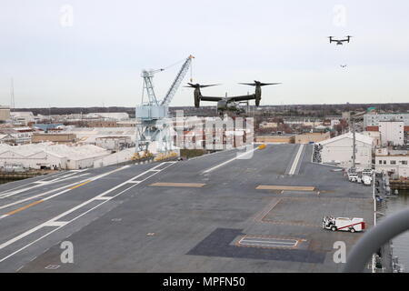 NEWPORT NEWS, Virginia (Feb. 27, 2017) - Flugzeug Marine Helicopter Squadron (HMX-1) Grundstücke auf dem Flugdeck der Pre-Commissioning Unit Gerald R. Ford (CVN 78) zugeordnet. Diese Flugzeuge, die Vorbereitung für eine präsidiale Besuch der first-in-class Carrier, waren die ersten Flugzeuge auf dem Flugdeck des Trägers zu landen. (U.S. Marine Foto von Mass Communication Specialist 3. Klasse Elizabeth Thompson) Stockfoto