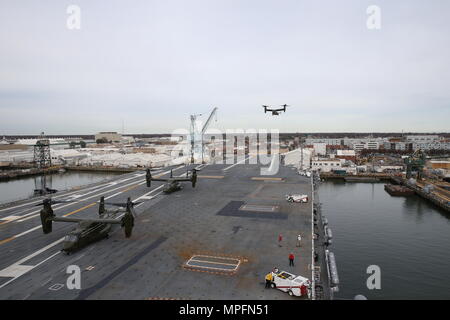 NEWPORT NEWS, Virginia (Feb. 27, 2017) - Flugzeug Marine Helicopter Squadron (HMX-1) Grundstücke auf dem Flugdeck der Pre-Commissioning Unit Gerald R. Ford (CVN 78) zugeordnet. Diese Flugzeuge, die Vorbereitung für eine präsidiale Besuch der first-in-class Carrier, waren die ersten Flugzeuge auf dem Flugdeck des Trägers zu landen. (U.S. Marine Foto von Mass Communication Specialist 3. Klasse Elizabeth Thompson) Stockfoto