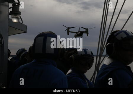 NEWPORT NEWS, Virginia (Feb. 27, 2017) - Flugzeug Marine Helicopter Squadron (HMX-1) Grundstücke auf dem Flugdeck der Pre-Commissioning Unit Gerald R. Ford (CVN 78) zugeordnet. Diese Flugzeuge, die Vorbereitung für eine präsidiale Besuch der first-in-class Carrier, waren die ersten Flugzeuge auf dem Flugdeck des Trägers zu landen. (U.S. Marine Foto von Mass Communication Specialist 3. Klasse Elizabeth Thompson) Stockfoto