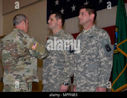 Brig. Gen. Wallace Turner fördert Noel Larson an Chief Warrant Officer Fünf bei der Armee Bereitschaft Mitte Jan. 11, 2017. Chief Warrant Officer 5 Larson Flug begann seine Karriere im Jahre 1995, fünf Jahre vor seinem Bruder Justin Larson neben ihm. (U.S. Army National Guard Foto von Sgt. Jodi Eastham) Stockfoto