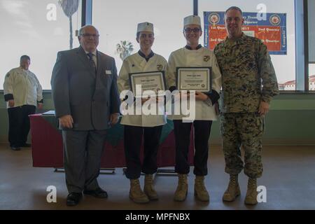 Herr Allen Berue, Bezirksleiter, Sodexo Camp Pendleton, ganz links, US Marine Corps Sgt. Rachel Ross, Feld durcheinander Unteroffizier, Mitte links, Lance Cpl. Jodeci Albertson, Mitte rechts, 1. Marine Division, und Brig. Gen. Kevin J. Killea, Kommandierender General, Marine Corps Installationen West, Marine Corps Base Camp Pendleton, ganz rechts, für ein Foto während der Preisverleihung Pose für das kulinarische Team des Quartals Konkurrenz an den 41 Bereich Mess Hall in Camp Pendleton, Kalifornien, 8. März 2017. (U.S. Marine Corps Foto von Lance Cpl. Brooke Holz) Stockfoto