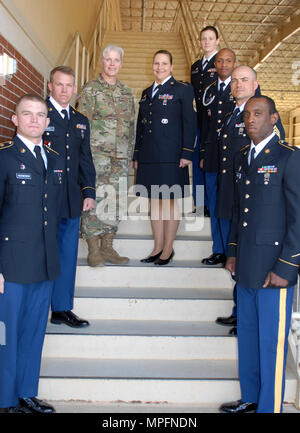 Generalmajor Maria Link, General der Armee finden Medizinische Befehl, und handeln Cmd. Sgt. Maj. Amy Lugo melden Sie die vier Non-Commissioned Officers und die beiden Soldaten Soldaten im Befehl konkurrieren - Ebene am besten Krieger Wettbewerb für 2017 statt 1-5 März in Fort Benning, Georgia. Die besten Krieger der Wettbewerb würdigt Engagement für die Soldaten der Armee Werte zeigen, die Warrior Ethos verkörpern und die Kraft der Zukunft dar. Stockfoto