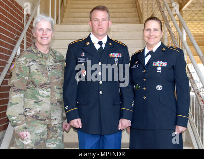 Generalmajor Maria Link, General der Armee finden Medizinische Befehl, und handeln Cmd. Sgt. Maj. Amy Lugo melden Sie SPC. Lucas A. Ivarie, 7225Th Medizinischer Support Unit, die ausgewählt war, als der Sieger an den Befehl eingetragen - am besten Krieger Wettbewerb für 2017 statt 1-5 März in Fort Benning, Georgia. Die besten Krieger der Wettbewerb würdigt Engagement für die Soldaten der Armee Werte zeigen, die Warrior Ethos verkörpern und die Kraft der Zukunft dar. Stockfoto