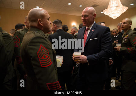 Sgt. Maj. Micheal Barrett (Ret.), rechts, spricht mit Marinesoldaten und Matrosen mit 1St Marine Logistics Group während der 1. MLG Officer und Personal Noncommissioned Officer Chaos Nacht in Camp Pendleton, Kalifornien, 3. März 2017. Barrett, der 17 Sergeant Major des Marine Corps, war der Ehrengast auf das Chaos der Nacht, ein Fall für die Kameradschaft und Esprit de Corps zu fördern. (U.S. Marine Corps Foto von Sgt. Abtei Perria) Stockfoto