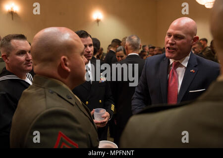 Sgt. Maj. Micheal Barrett (Ret.), rechts, spricht mit Marinesoldaten und Matrosen mit 1St Marine Logistics Group während der 1. MLG Officer und Personal Noncommissioned Officer Chaos Nacht in Camp Pendleton, Kalifornien, 3. März 2017. Barrett, der 17 Sergeant Major des Marine Corps, war der Ehrengast auf das Chaos der Nacht, ein Fall für die Kameradschaft und Esprit de Corps zu fördern. (U.S. Marine Corps Foto von Sgt. Abtei Perria) Stockfoto