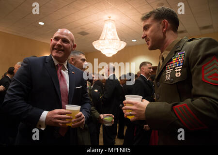 Sgt. Maj. Micheal Barrett (Ret.), rechts, spricht mit Marinesoldaten und Matrosen mit 1St Marine Logistics Group während der 1. MLG Officer und Personal Noncommissioned Officer Chaos Nacht in Camp Pendleton, Kalifornien, 3. März 2017. Barrett, der 17 Sergeant Major des Marine Corps, war der Ehrengast auf das Chaos der Nacht, ein Fall für die Kameradschaft und Esprit de Corps zu fördern. (U.S. Marine Corps Foto von Sgt. Abtei Perria) Stockfoto