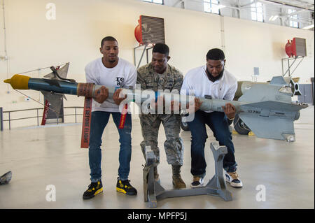 Malcolm Mitchell, Links, Breite New England Patriots' Empfänger und Super Bowl LI Meister, Kapitän Eric Johnson 23 d Bauingenieur Squadron Commander und James Rom, ehemaliger NFL festes Ende Anheben eines Ziel 9 Sidewinder II-Rakete während Mitchell's Besuch März 7, 2017, bei Moody Air Force Base, Ga. Mitchell, der ein Valdosta native, erhielten einen Einblick in einen typischen Tag im Leben einiger der Moody's Flieger aus der 23d Fighter Group, 23 d-Gruppe 23d Mission Support Group, und der 820Th Base Defense Group. Bei seinem Besuch, Mitchell verbrachte auch Zeit mit Flieger und Autogramme für Lokalpatrioten f Stockfoto