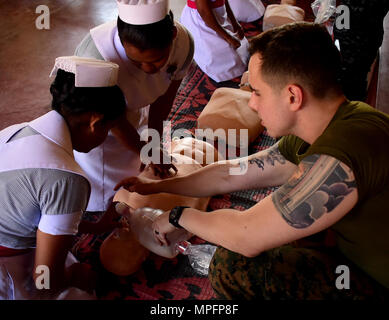 170309-N-QV 906-043 Hambantota, Sri Lanka (9. März 2017) Hospital Corpsman 2. Klasse Igor Davidyuk lehrt zwei lokale Pflegeschüler, wie man richtig einen künstlichen breating Blechkonstruktionen während der Herz-Lungen-Wiederbelebung (HLW) verwenden und ermöglichen einen Basic Life Einsparungen Skills Kurs an der Krankenschwester Ausbildung Schule (NTS) Hambantota, Sri Lanka, während der Pacific Partnership 2017 März 9. Pacific Partnership ist die größte jährliche multilaterale humanitäre Hilfe und Katastrophenhilfe Abwehrbereitschaft mission in der Indo-Asia durchgeführt - Pazifik und zielt darauf ab, regionale Koordination in Bereichen wie Medi zu verbessern Stockfoto