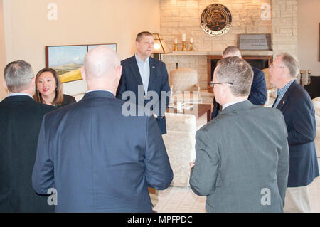Botschafter David Gilmour, US-Botschafter in Togo, besucht mit North Dakota Regierungsbeamten über die Partnerschaft. (N.b. Nationalen Schutz Stockfoto