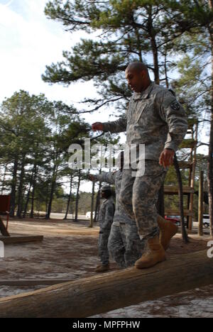 Sgt. 1. Klasse Billy G. Wilson II 7303Rd medizinische Schulung Support Bn zugeordnet. in Fort Gordon, Georgien, packt das Vertrauen Kurs auf März 2. Wilson ist einer von sechs Soldaten der Armee finden Medizinische Befehl, die am 1. März, vorbereitet Im Befehl konkurrieren besten Krieger Wettbewerb für 2017 1-5 März gehalten an das geistige Zentrum des Manövers Kraft - Fort Benning, Georgia. Die besten Krieger der Wettbewerb würdigt Engagement für die Soldaten der Armee Werte zeigen, die Warrior Ethos verkörpern und die Kraft der Zukunft dar. Stockfoto