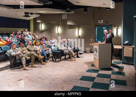 Botschafter David Gilmour, US-Botschafter in Togo, besucht mit North Dakota Regierungsbeamten über die Partnerschaft. (N.b. Nationalen Schutz Stockfoto