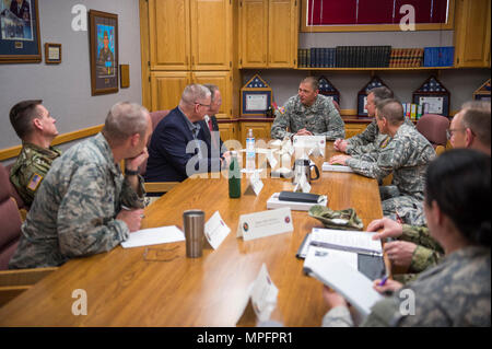 Botschafter David Gilmour, US-Botschafter in Togo, besucht mit North Dakota Regierungsbeamten über die Partnerschaft. (N.b. Nationalen Schutz Stockfoto