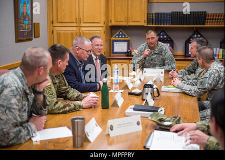 Botschafter David Gilmour, US-Botschafter in Togo, besucht mit North Dakota Regierungsbeamten über die Partnerschaft. (N.b. Nationalen Schutz Stockfoto