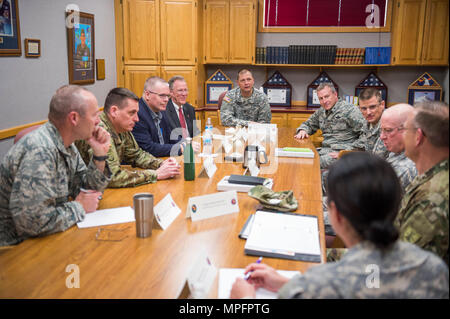 Botschafter David Gilmour, US-Botschafter in Togo, besucht mit North Dakota Regierungsbeamten über die Partnerschaft. (N.b. Nationalen Schutz Stockfoto