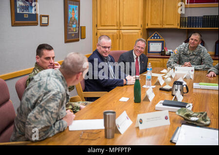 Botschafter David Gilmour, US-Botschafter in Togo, besucht mit North Dakota Regierungsbeamten über die Partnerschaft. (N.b. Nationalen Schutz Stockfoto