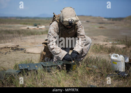 Us Marine Corps Lance Cpl. Alex T. Snyder, machine Gunner, mit 3Rd Battalion, 2nd Marine Regiment, 2d Marine Division (2d MARDIV) bereitet die Munition während Maschinengewehr bohrt mit Hicacal Rang Training Service am U.S. Naval Station Guantanamo Bay auf Kuba am 9. April 2017. CBAF, Kontinental-USA Alert Kraft beruht, ist ein Programm, das eine skalierbare und leistungsfähige Detail auf Notfälle auf der ganzen Welt in Verbindung mit anderen Einheiten innerhalb von 96 Stunden zu reagieren. Stockfoto