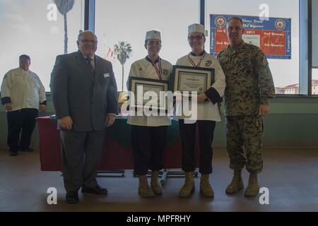 Herr Allen Berue, Bezirksleiter, Sodexo Camp Pendleton, ganz links, US Marine Corps Sgt. Rachel Ross, Feld durcheinander Unteroffizier, Mitte links, Lance Cpl. Jodeci Albertson, Mitte rechts, 1. Marine Division, und Brig. Gen. Kevin J. Killea, Kommandierender General, Marine Corps Installationen West, Marine Corps Base Camp Pendleton, ganz rechts, für ein Foto während der Preisverleihung Pose für das kulinarische Team des Quartals Konkurrenz an den 41 Bereich Mess Hall in Camp Pendleton, Kalifornien, 8. März 2017. (U.S. Marine Corps Foto von Lance Cpl. Brooke Holz) Stockfoto