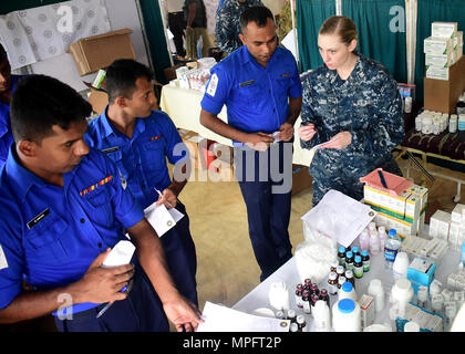 170310-N-QV 906-018 HAMBANTOTA, Sri Lanka (10. März 2017) Hospital Corpsman 2. Klasse Shannen Cobb arbeitet Hand in Hand mit anderen srilankischen Kollegen in einer Schicht Apotheke während einer medizinischen Austausch teilnehmenden Während der Pacific Partnership 2017 Sri Lanka März 10. Pacific Partnership ist die größte jährliche multilaterale humanitäre Hilfe und Katastrophenhilfe Abwehrbereitschaft mission in der Indo-Asia durchgeführt - Pazifik und zielt darauf ab, regionale Koordination in Bereichen wie medizinische Bereitschaft und Vorsorge für synthetische und natürliche Katastrophen zu verbessern. (U.S. Marine Foto von Massenkommunikation Speci Stockfoto