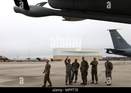 Command Chief Master Sgt. Robert Knight zeigt Soldaten des Mississippi Army National Guard verschiedene Teile des Flugzeugs am 13.02.22, 2017, an den wichtigsten Air Field, in Meridian, Fräulein ältere Mitglieder der Mississippi Army National Guard besuchen Sie die 186Th Air Refuelling Flügel, ein besseres Verständnis der Funktionen des Geräts zu erhalten. (Mississippi National Guard Foto SPC. Christopher Shannon, 102 d Public Affairs Abteilung) Stockfoto