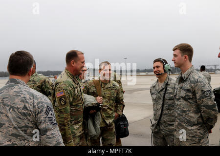 Command Sgt. Maj. John Raines spricht über ihre Zeit im Mississippi National Guard am 13.02.22, 2017 Flieger an den Air Field, in Meridian, Fräulein ältere Mitglieder der Mississippi Army National Guard die 186th Air Refuelling Flügel besuchen Sie ein besseres Verständnis der Funktionen des Geräts zu erhalten. (Mississippi National Guard Foto SPC. Christopher Shannon, 102 d Public Affairs Abteilung) Stockfoto