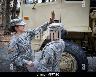 U.S. Army Reserve SPC. Irelin Odonnell (links) und SPC. Breatta Kran, sowohl das Angebot als Spezialisten für die Zentrale und die Konzernzentrale, 335.- Signal (Theater), einander ein "High Five" an Autofahrer Ausbildung bei Sykes Park in East Point, Georgia, 10. März nach Odonnell erfolgreich den Kurs abgeschlossen. Die Schulungsveranstaltung, lehrte fast 10 Armee Reservisten Fertigkeiten zur Sicherheit betreiben ein Humvee und ein Light Medium Tactical Vehicle (LMTV), und es war das erste seiner Art, veranstaltet von der 335 SC (T). Cpl. Eric Adcock, die Trainer für den Fall, Stockfoto